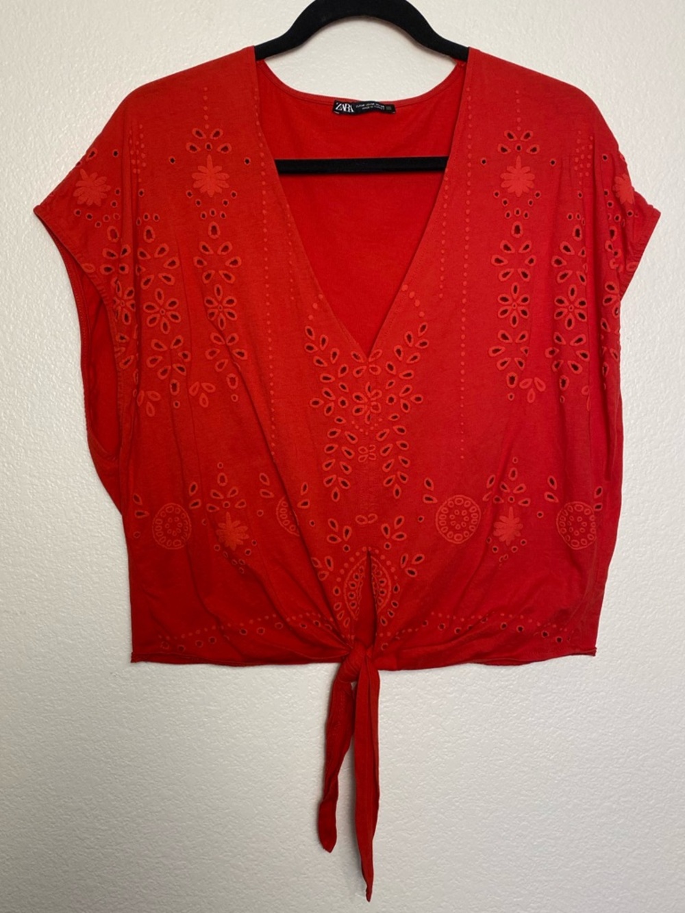 EUC ❤️Lightweight Zara Eyelet Tie‑Front Size Medium Red Cap Sleeve Blouse